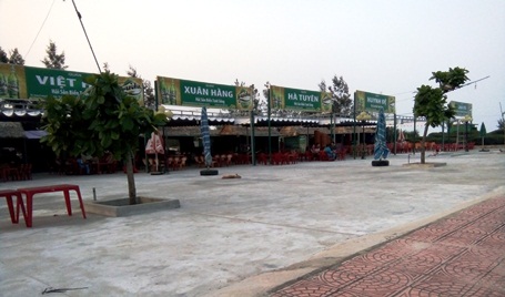Nhà hàng hải sản dọc bờ biển Quảng Bình không một bóng khách.
